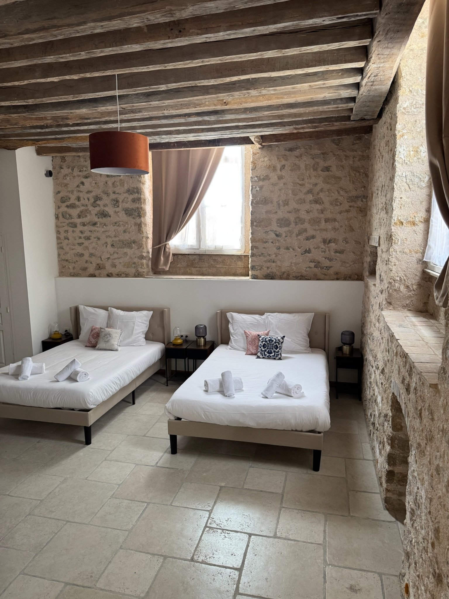 Chambre invités au Château de la Fontaine - lits jumeaux, murs en pierre apparente