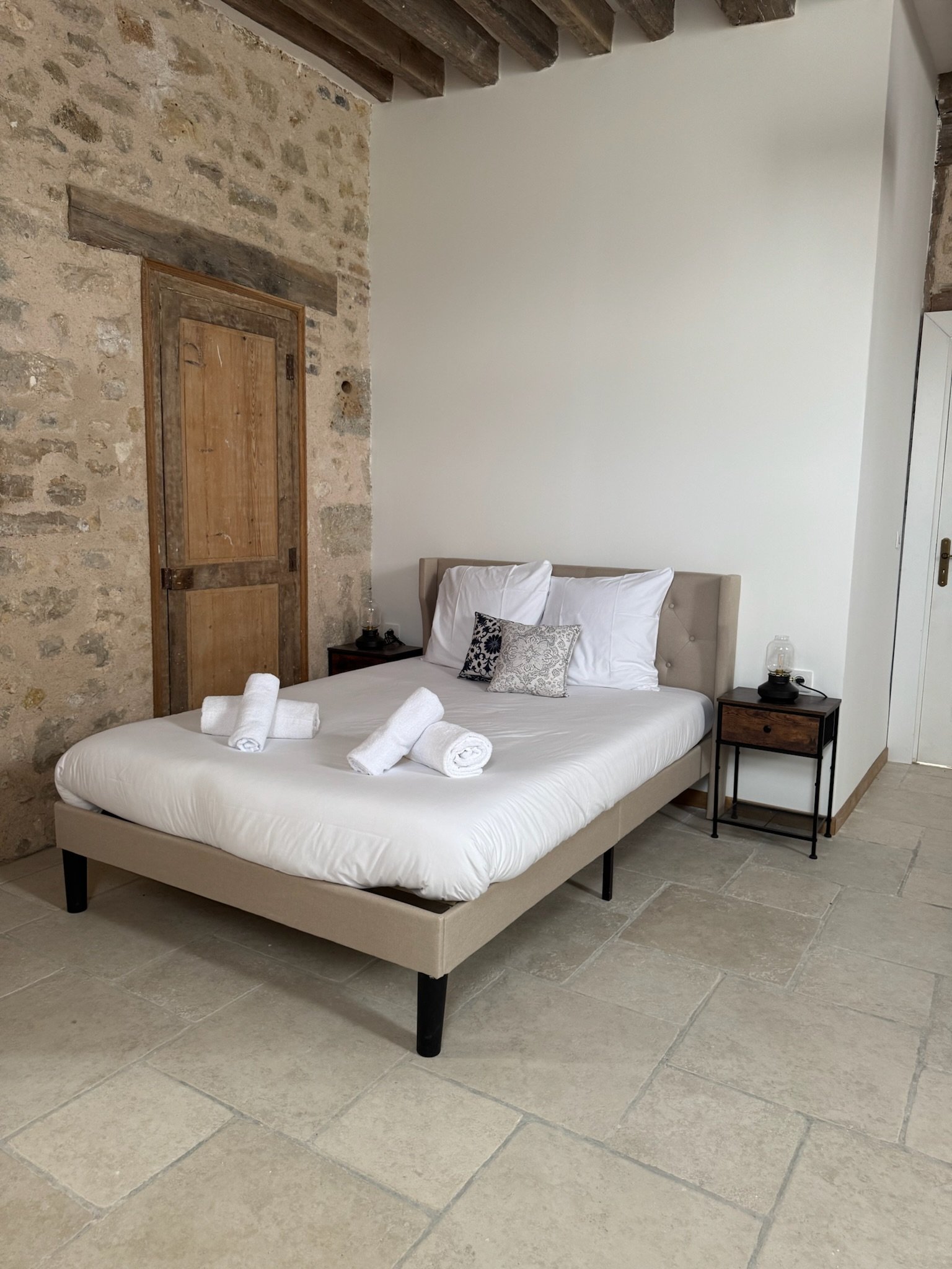 Chambre invités - lit double, murs en pierre