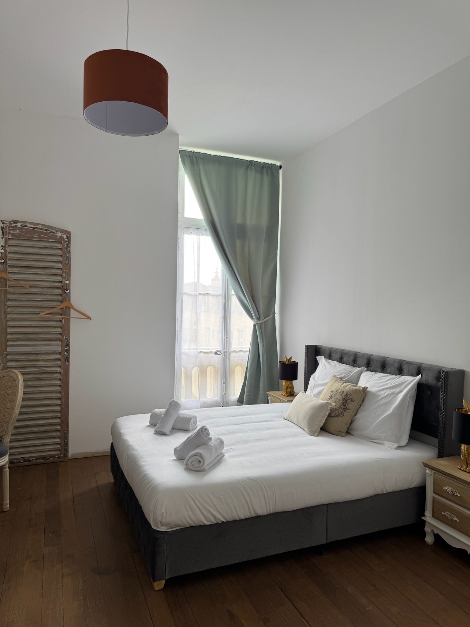 Chambre invités - lit double, tête de lit capitonnée, vue sur le parc