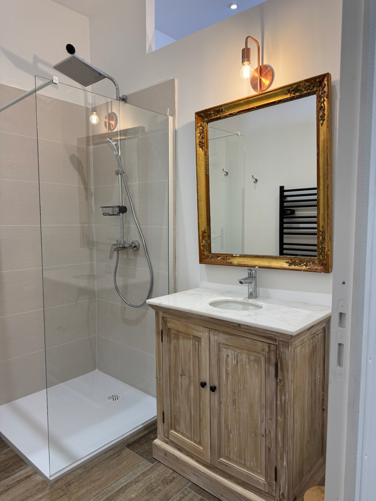 Salle de bain des chambres - douche à l'italienne et meuble vasque en bois