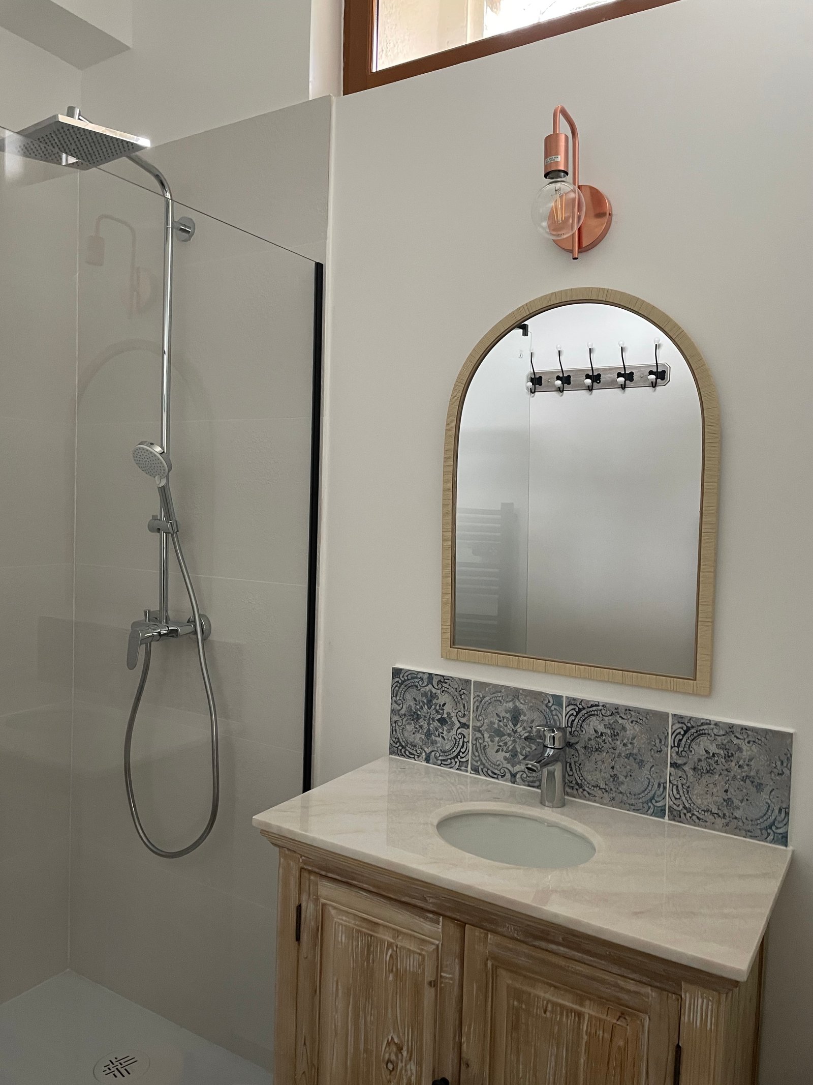 Salle de bain - vasque et miroir arche