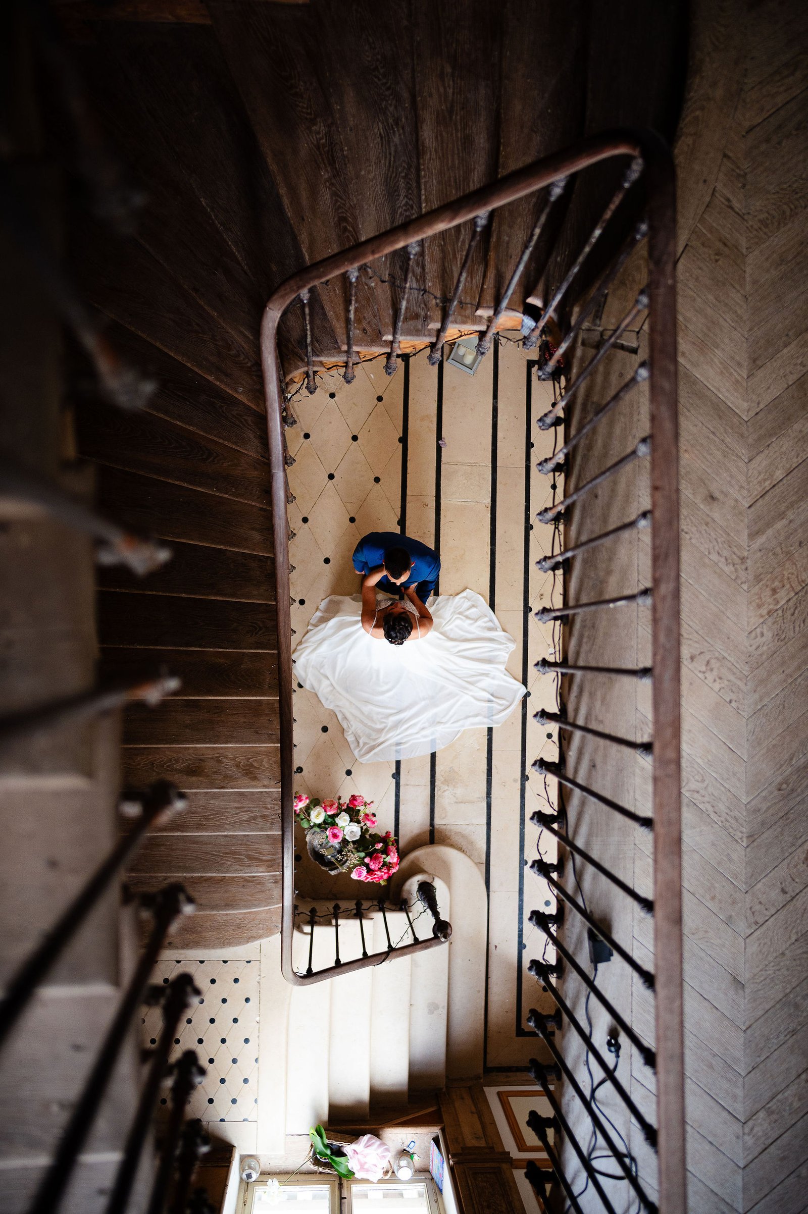 Couple marié dans l'escalier du château de la Fontaine