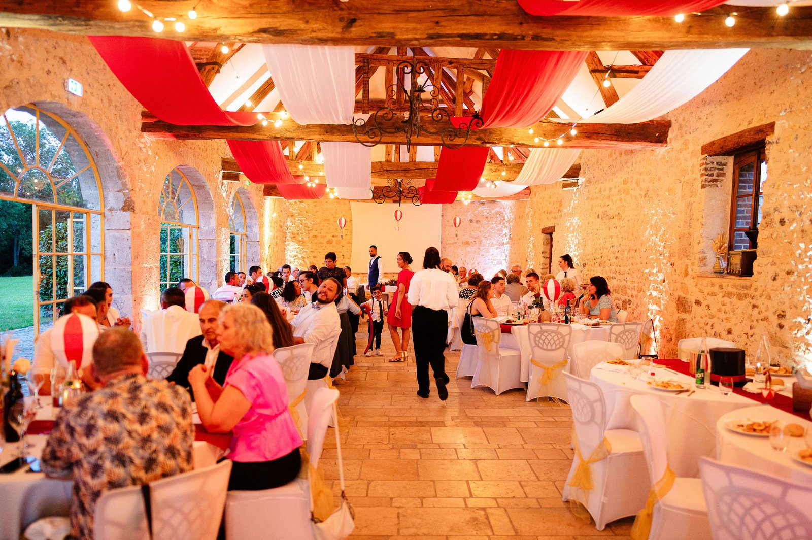 Grande salle de réception 315m² dressée pour un mariage