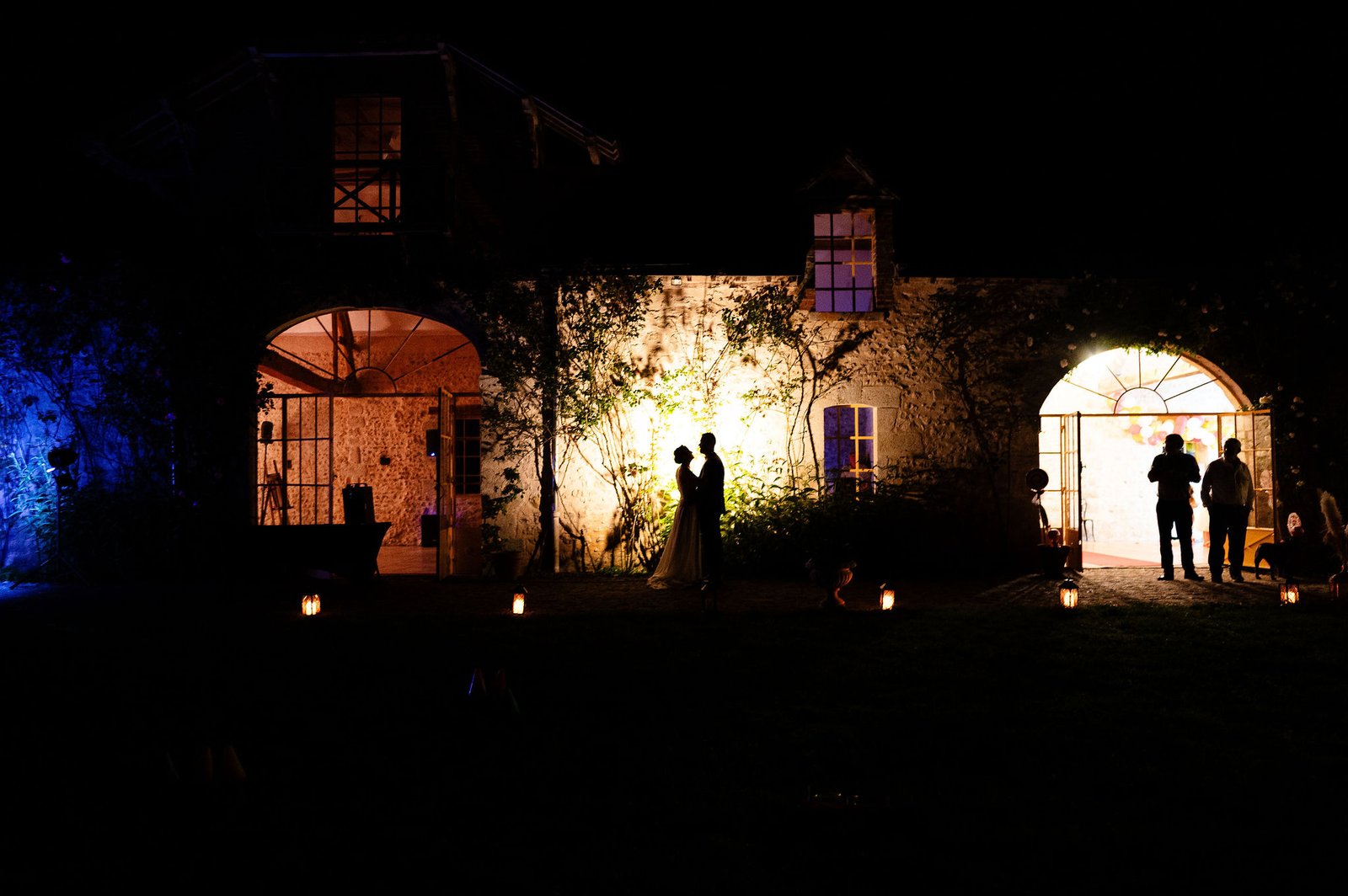 Réception en extérieur à la nuit tombée