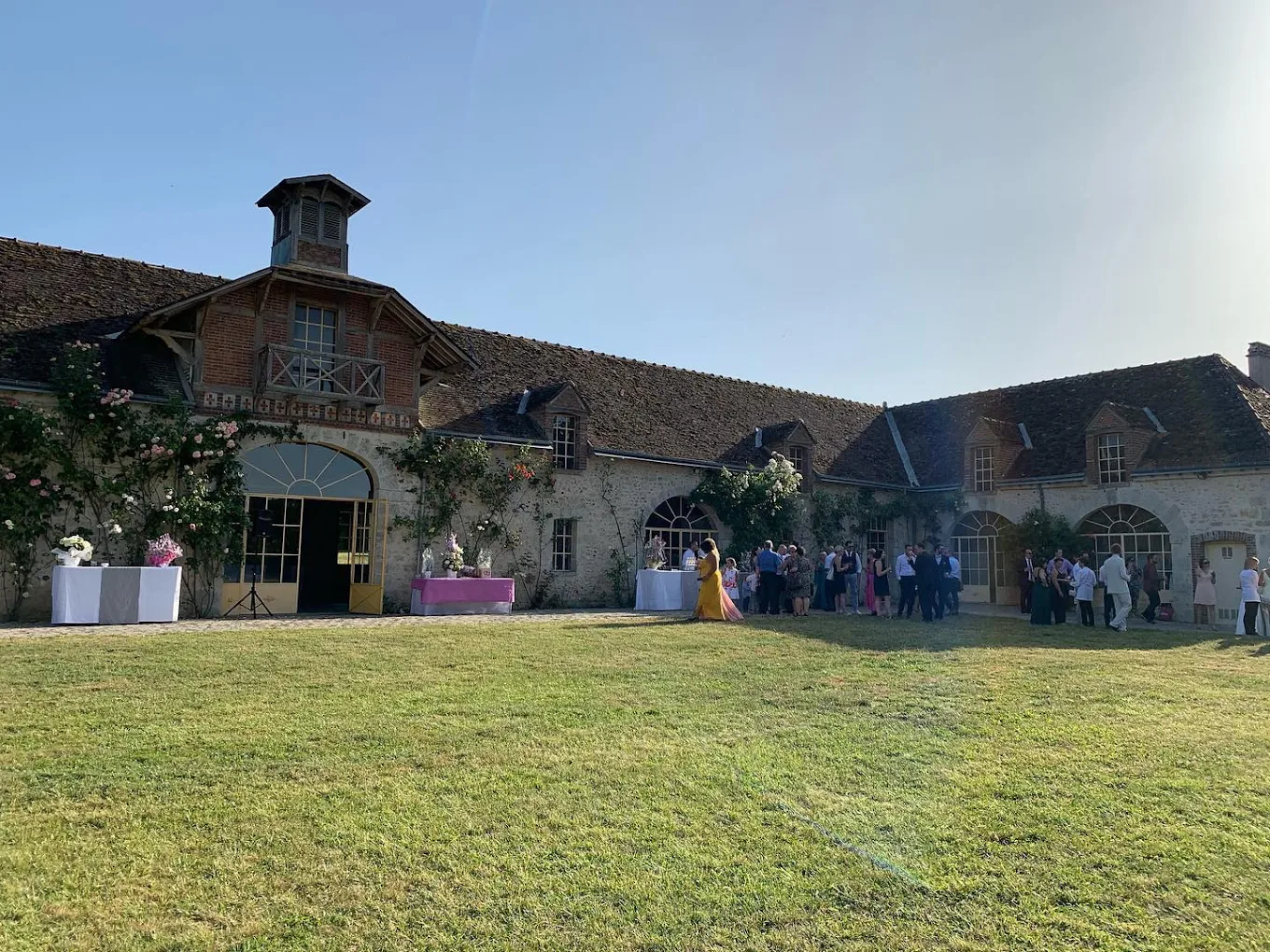 Vin d'honneur sur la terrasse avec vue sur les écuries et le château