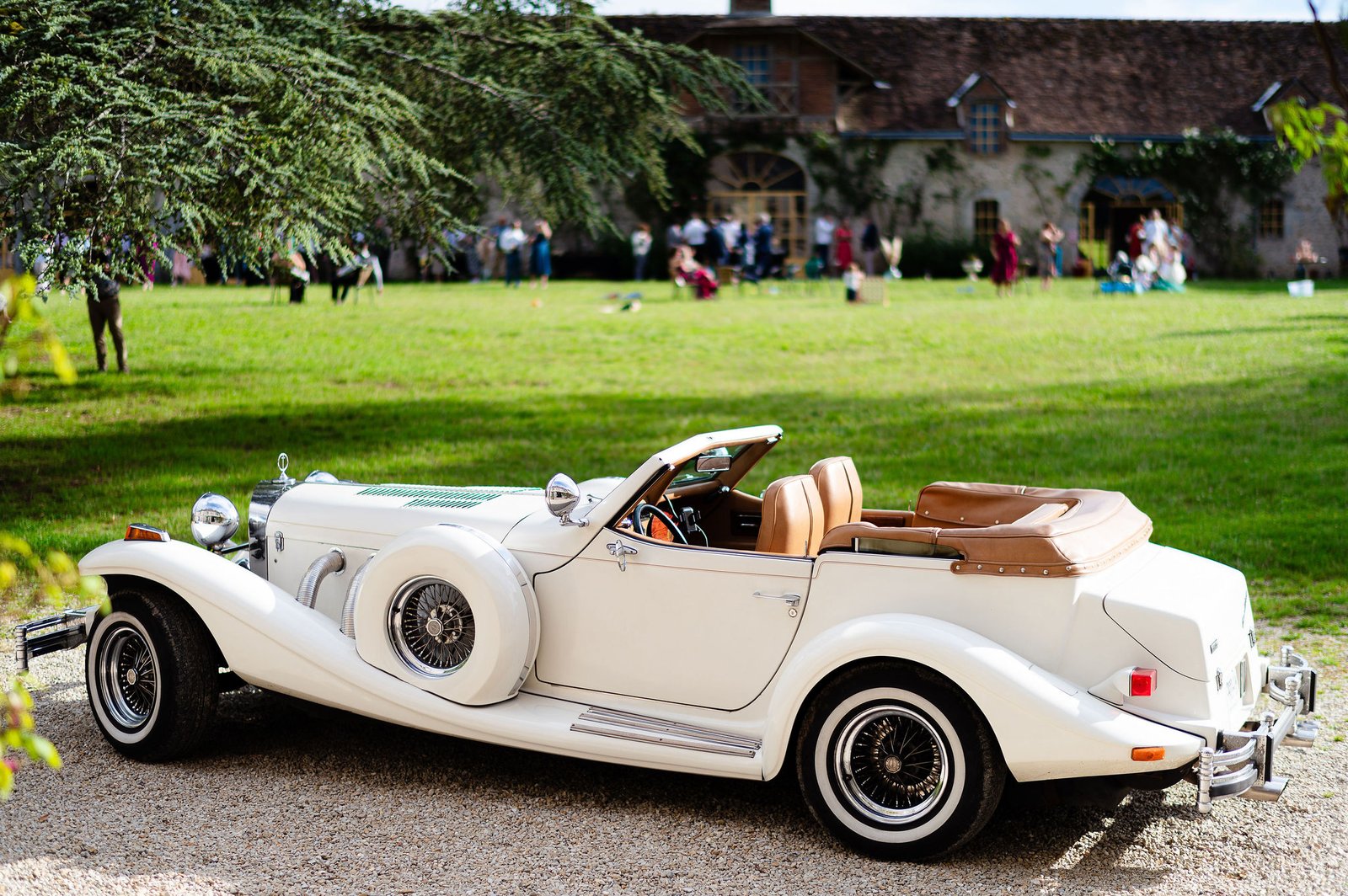 Allée d'honneur du parc avec voiture de collection